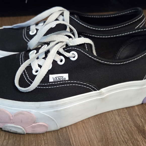 Vans Black Sneakers with Classic White Sole and Red Accent - Picture 5 of 8